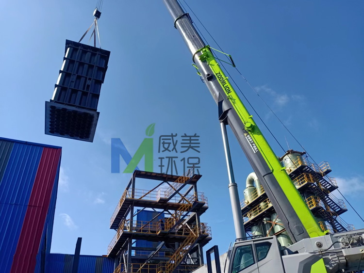氰尿酸尾氣治現(xiàn)場(chǎng)濕電除塵器陽(yáng)極系統(tǒng)安裝中